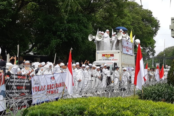 Massa FUI Baca Sumpah Di Depan KPU, Amien Rais dan Eggi Sudjana Ikut Serta