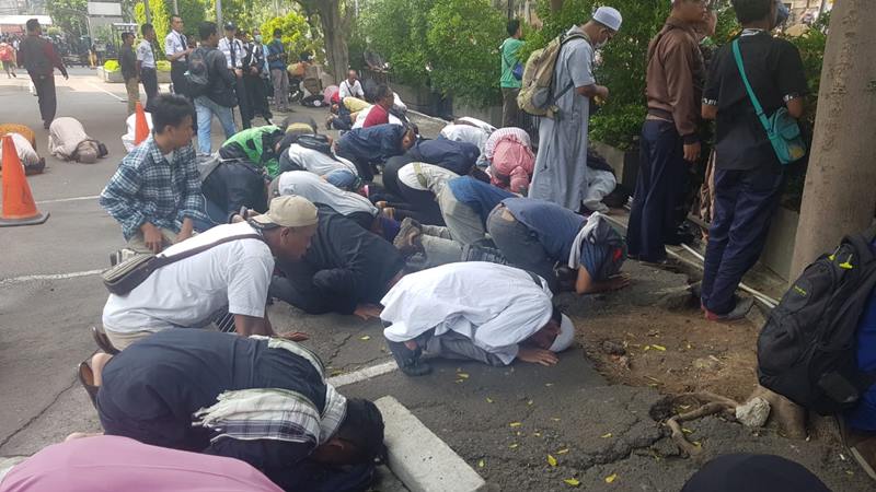 AKSI 22 MEI: Massa Berbaju Putih Datangi Kantor Bawaslu