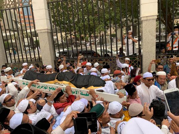 Ribuan Pelayat Hadiri Pemakaman Mbah Moen di Pemakaman Ma'la, Makkah