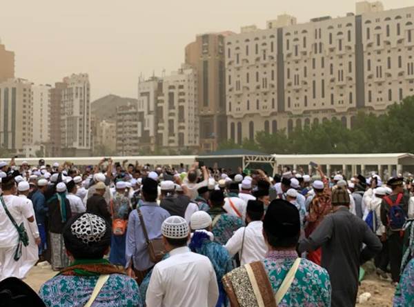 Ribuan Pelayat Hadiri Pemakaman Mbah Moen di Pemakaman Ma'la, Makkah