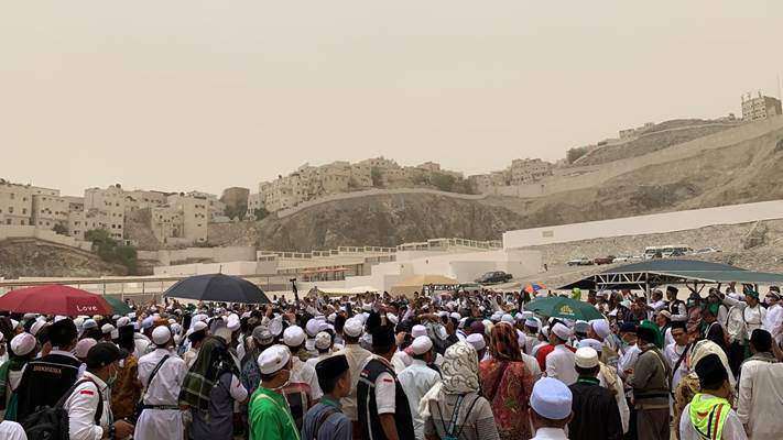 Ribuan Pelayat Hadiri Pemakaman Mbah Moen di Pemakaman Ma'la, Makkah