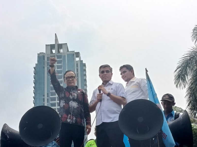 Menteri Ketenagakerjaan (Menaker) Yassierli dan Wakil Menteri Ketenagakerjaan (Wamenaker) Immanuel Ebenezer menemui kalangan buruh yang menggelar aksi demo menuntut kenaikan upah minimum atau UMP 2025 di depan Kantor Kementerian Ketenagakerjaan, Jakarta, Rabu (20/11/2024).  - BISNIS/Ni Luh Anggela.