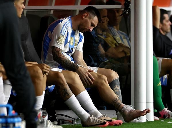 Hasil Argentina vs Kolombia: Ini Foto-foto Messi Menangis Setelah Diganti