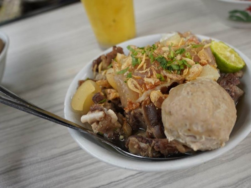 Bakso Tulang Iga Kikil Balung menjadi kuliner yang banyak di buru wisatawan di kedai Green Hill Mie Kocok  Raja Tulang saat melintasi kawasan Pacet, Kab. Bandung menuju hulu Sungai Citarum, Situ Cisanti. Bisnis/Muhammad Olga