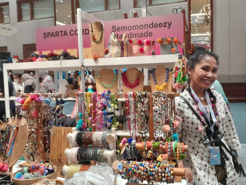 Mira Lismawati menunjukkan produk aksesoris dalam UMKM Expo(rt) Brilianpreneur, Kamis (7/12). - Bisnis/Arlina Laras