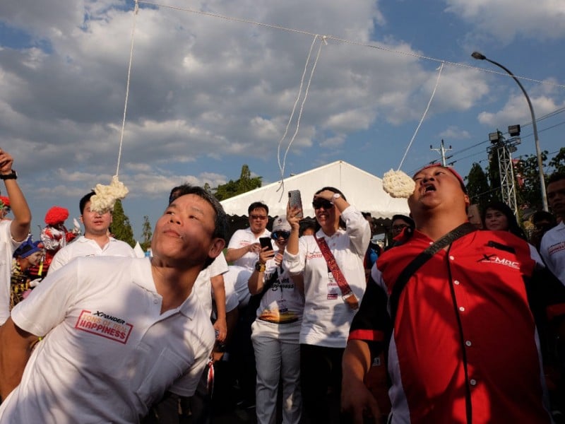 HUT KE-73 RI, Begini Gaya Dirut Mitsubishi Ikut Lomba Balap Karung & Makan Kerupuk