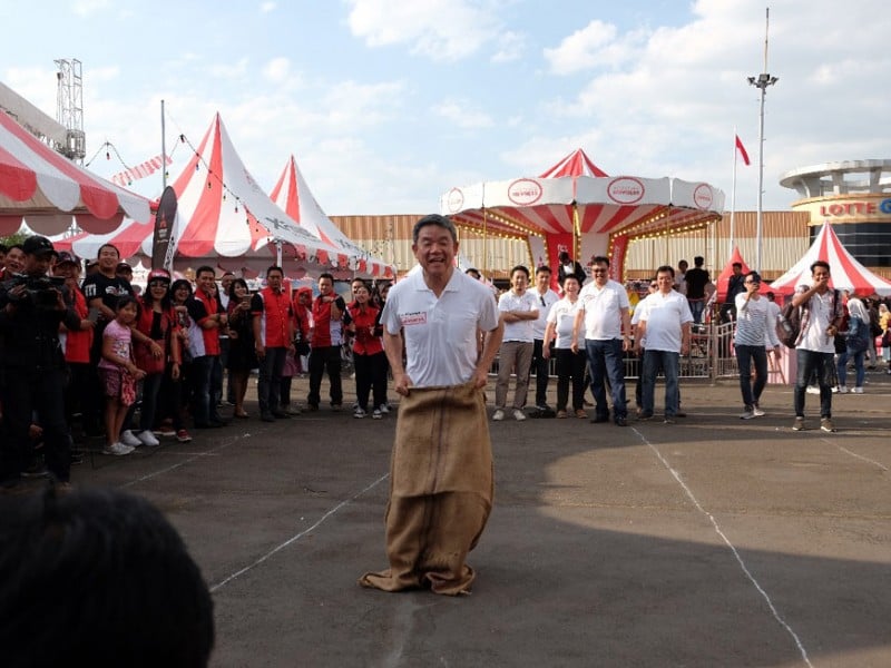 HUT KE-73 RI, Begini Gaya Dirut Mitsubishi Ikut Lomba Balap Karung & Makan Kerupuk