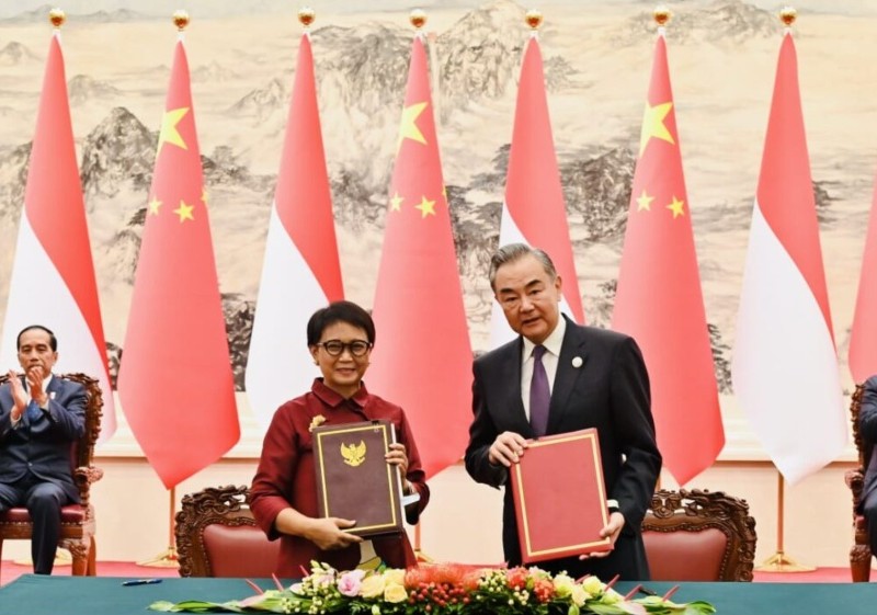 Presiden Joko Widodo dan Presiden Xi Jinping menyaksikan pertukaran nota kesepahaman terkait kerja sama antara kedua negara di Great Hall of The People, Selasa (17/10/2023). Foto: BPMI Setpres/Laily Rachev