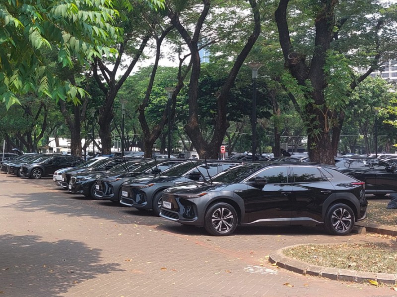 Mobil untuk mengangkut para tamu negara saat pelantikan presiden wakil presiden terpilih, Prabowo Subianto-Gibran Rakabuming Raka, berjejer rapi di Parkir Timur Gelora Bung Karno (GBK), Jakarta, Sabtu (19/10/2024). / Bisnis-Mochammad Ryan Hidayatullah