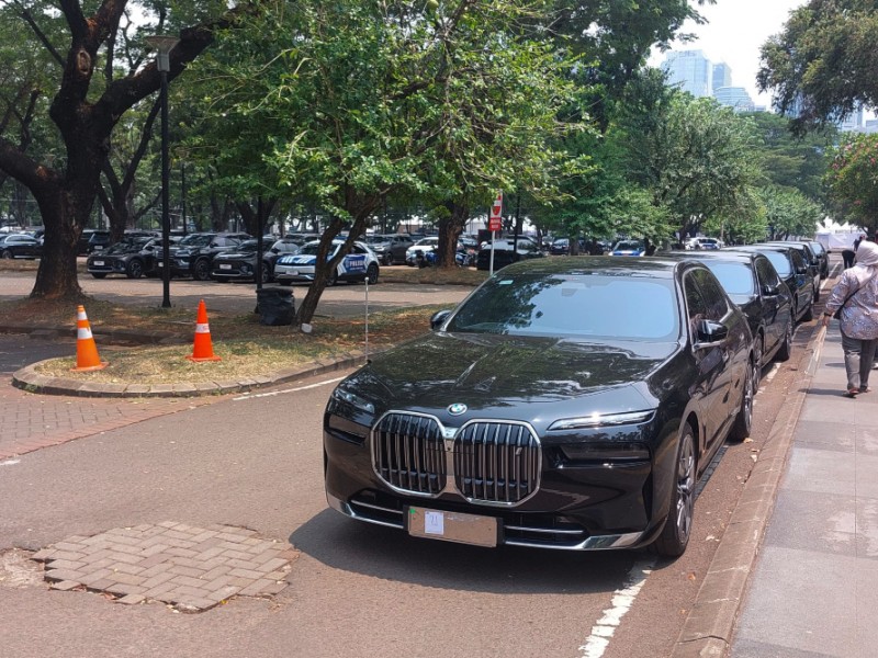 Mobil untuk mengangkut para tamu negara saat pelantikan presiden wakil presiden terpilih, Prabowo Subianto-Gibran Rakabuming Raka, berjejer rapi di Parkir Timur Gelora Bung Karno (GBK), Jakarta, Sabtu (19/10/2024). / Bisnis-Mochammad Ryan Hidayatullah