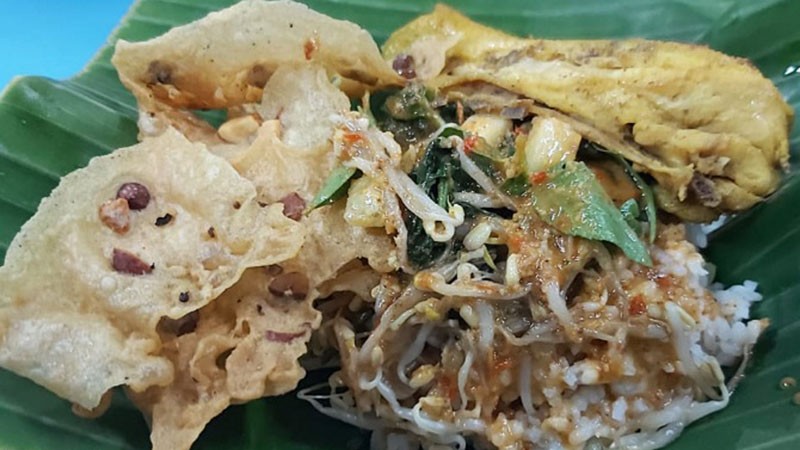 JELAJAH LEBARAN JAWA BALI 2019: Berbuka Puasa dengan Pecel Asli Mojokerto