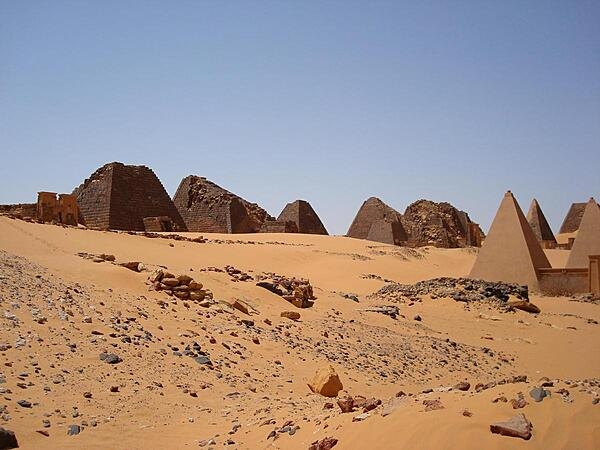Negara terbesar di Afrika - Piramida-piramida peninggalan penguasa Kush di Meroe, Sudan/World Factbook 2021, Central Intelligence Agency 