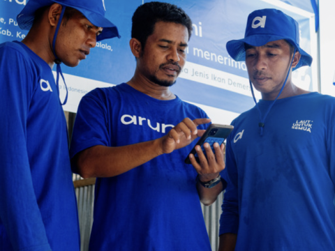 Nelayan mengakses aplikasi dengan jaringan internet