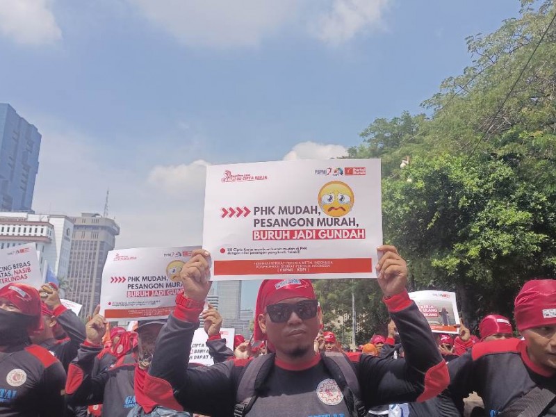 kalangan buruh yang tergabung dalam KSPI dan Partai Buruh menggelar aksi demonstrasi di kawasan Patung Kuda Monas, Jakarta, Senin (8/7/2024) untuk menuntut UU Cipta Kerja dicabut - BISNIS/Ni Luh Anggela