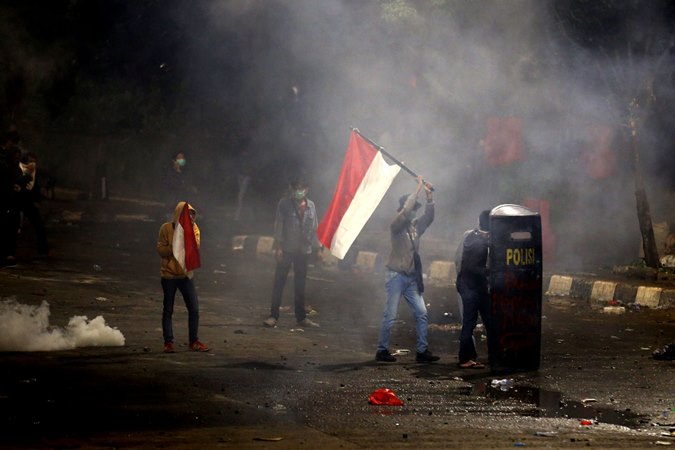 Foto-foto Aksi Kericuhan di Ibu Kota Semalam