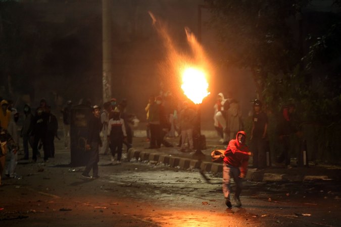 Foto-foto Aksi Kericuhan di Ibu Kota Semalam