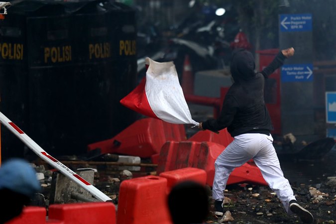 Foto-foto Aksi Kericuhan di Ibu Kota Semalam