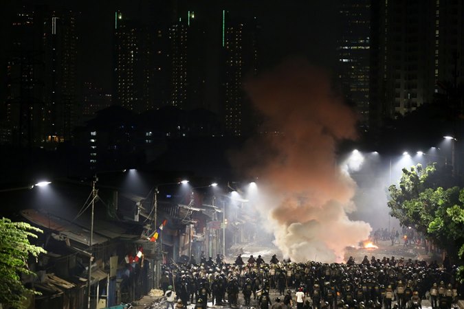 Foto-foto Aksi Kericuhan di Ibu Kota Semalam