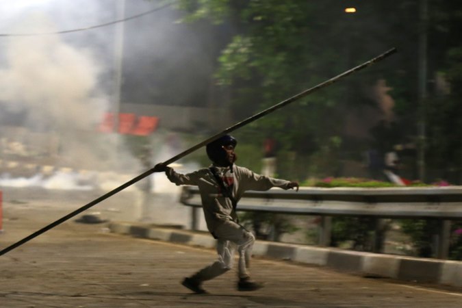 Foto-foto Aksi Kericuhan di Ibu Kota Semalam