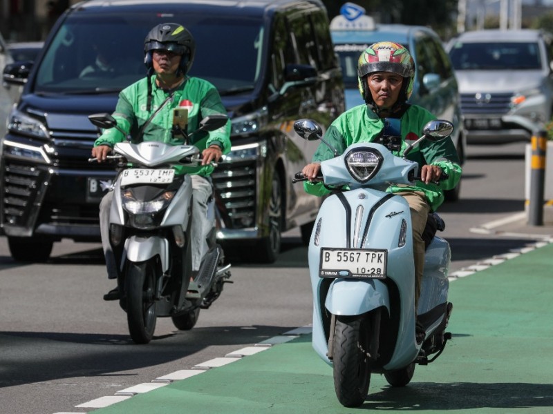 THR driver ojek online. Pengemudi ojek online melintas di kawasan Sudirman, Jakarta, Selasa (19/3/2024)/Bisnis-Fanny Kusumawardhani