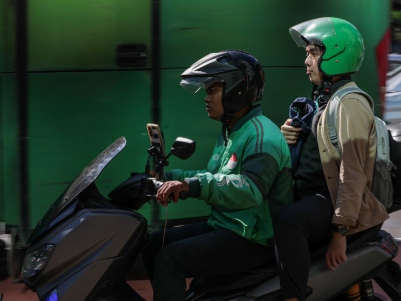  THR driver ojek online. Pengemudi ojek online melintas di kawasan Sudirman, Jakarta, Selasa (19/3/2024)/Bisnis-Fanny Kusumawardhani