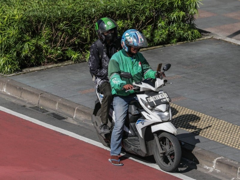 THR driver ojek online. Pengemudi ojek online melintas di kawasan Sudirman, Jakarta, Selasa (19/3/2024)/Bisnis-Fanny Kusumawardhani 