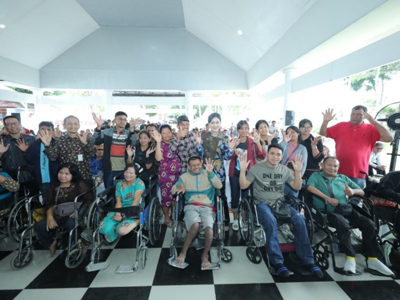 Kepala Eksekutif Pengawas Perilaku Pelaku Usaha Jasa Keuangan, Edukasi dan Pelindungan Konsumen OJK Friderica Widyasari Dewi bersama para penyandang disabilitas di kabupaten Toba, Sumatra Utara pada Jumat (9/8/2024). Dok OJK