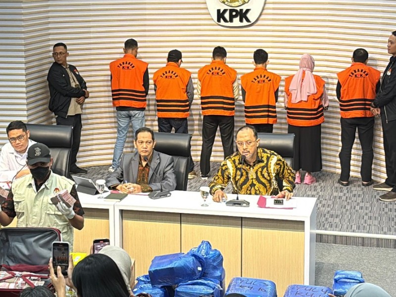 Komisi Pemberantasan Korupsi (KPK) menggelar konferensi pers terkait penetapan tersangka dari operasi tangkap tangan (OTT) di Kalimantan Selatan (Kalsel) di Gedung Merah Putih KPK, Jakarta Selatan, Selasa (8/10/2024). JIBI/Jessica Gabriela Soehandoko