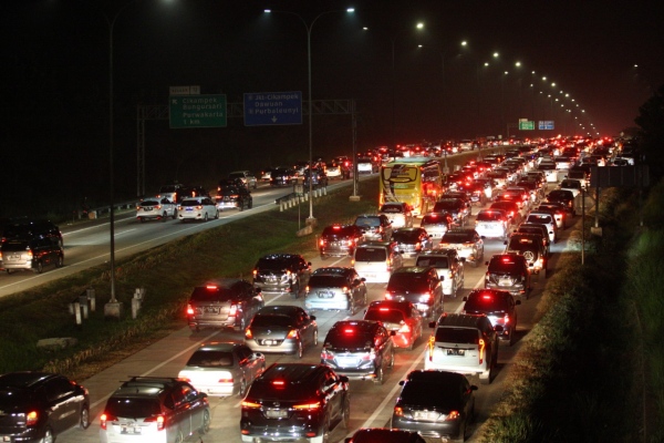 Kumpulan Foto Kemacetan di Jalan Tol Jakarta-Cikampek