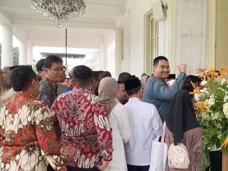 Sejumlah menteri tampak mengantre bersama masyarakat umum saat mengikuti agenda gelar griya atau open house yang dilaksanakan Presiden Joko Widodo (Jokowi) dalam menyambut Idulfitri 1445 Hijriah./Bisnis-Akbar Evandio