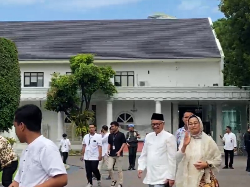 Menteri Keuangan Sri Mulyani bersama suami berjalan kaki saat memasuki Istana Kepresidenan untuk mengikuti agenda gelar griya atau open house yang dilaksanakan Presiden Joko Widodo (Jokowi) dalam menyambut Idulfitri 1445 Hijriah./Bisnis-Akbar Evandio