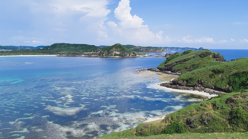 Pesona Pantai Tanjung Aan dari Bukit Merese, Keren!