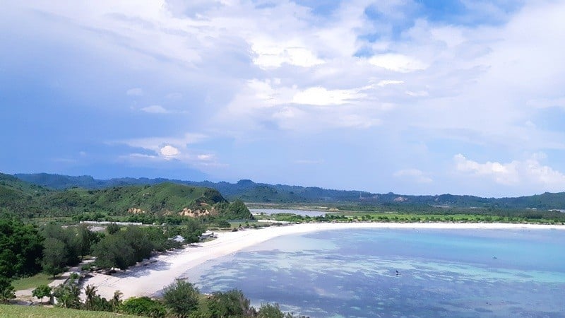 Pesona Pantai Tanjung Aan dari Bukit Merese, Keren!