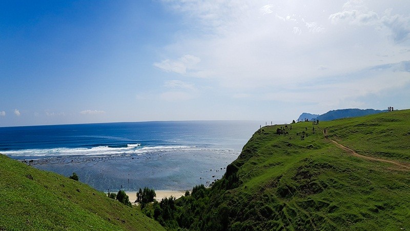 Pesona Pantai Tanjung Aan dari Bukit Merese, Keren!