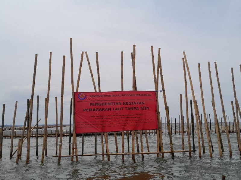 KKP memasang segel di pagar laut di Kampung Paljaya, Jembatan Cinta, Desa Segara Jaya, Kecamatan Tarumajaya, Kabupaten Bekasi pada Rabu (15/1/2025). - BISNIS/Alifian Asmaaysi.