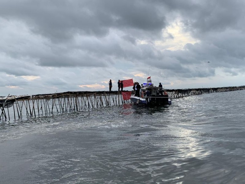 Direktur Jenderal Pengawasan Sumber Daya Kelautan dan Perikanan (PSDKP) KKP, Pung Nugroho Saksono bersama jajaran melakukan pemblokiran aktivitas pemasangan pagar laut ilegal di Desa Cituis, Kecamatan Pakuhaji, Banten, Kamis (9/1/2025). - Bisnis/Adam Rumansyah.