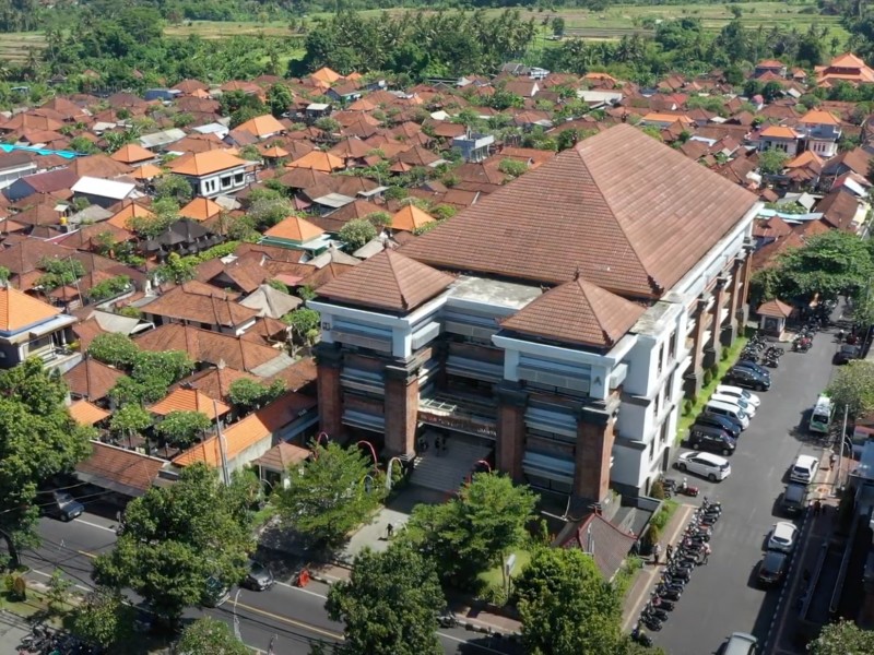 Pasar Sukawati dari foto udara. Gedung pasar seni Sukawati yang sekarang merupakan hasil revitalisasi yang dilakukan Kementerian PUPR