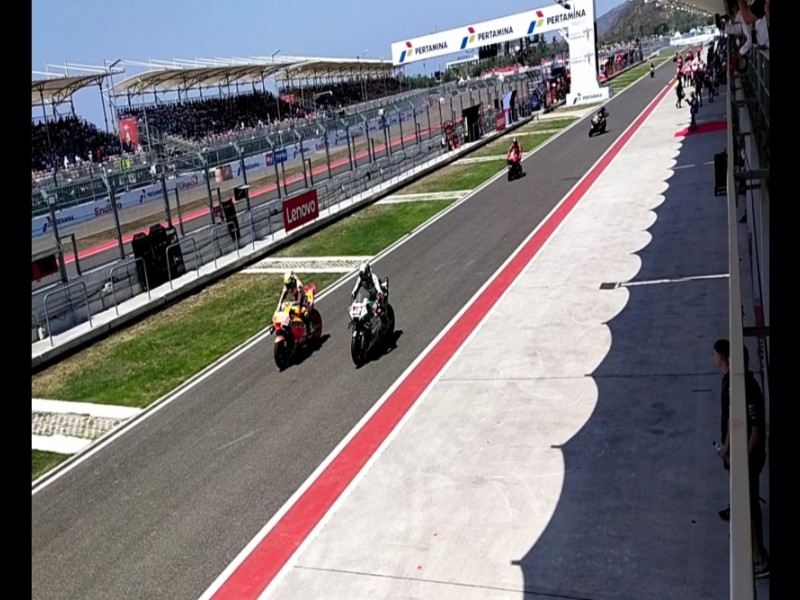 Pebalap MotoGP melakukan warm up