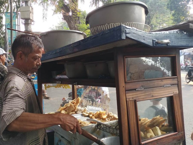 Tastik, pedagang gorengan di dekat Puskesmas Tanah Abang, Jakarta mengeluhkan rencana kenaikan HET Minyakita / BISNIS - Ni Luh Anggela