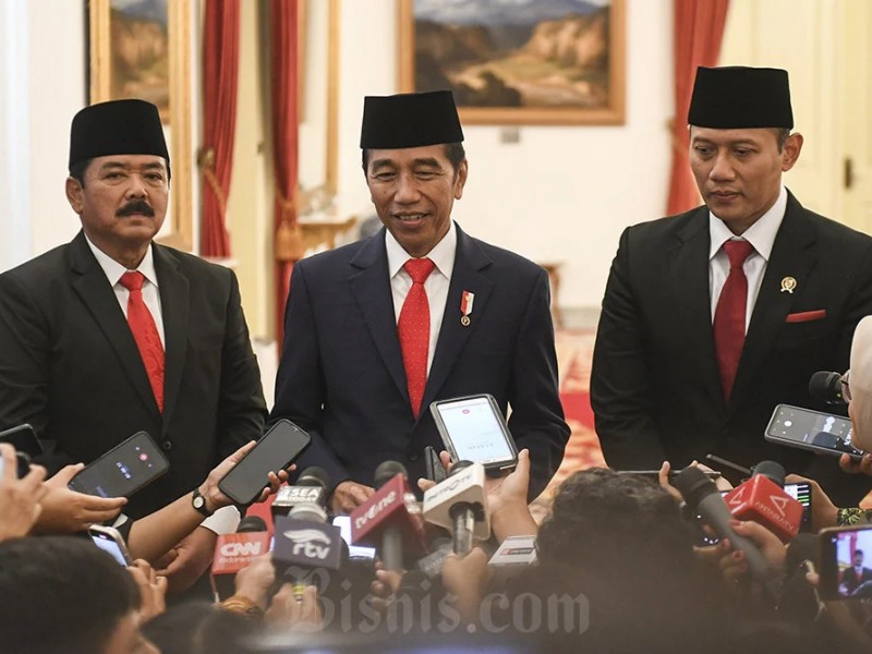 Presiden Joko Widodo (tengah) bersama Menko Polhukam Hadi Tjahjanto (kiri) dan Menteri Agraria dan Tata Ruang/Kepala Badan Pertanahan Nasional (ATR/BPN) Agus Harimurti Yudhoyono (kanan) memberikan keterangan pers usai pelantikan di Istana Negara, Jakarta, Rabu (21/2/2024). ANTARA FOTO/Hafidz Mubarak A