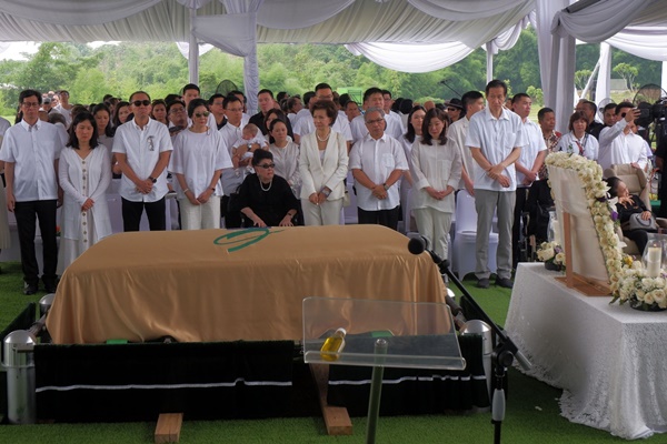 Foto Pemakaman Bernuansa Mewah Ciputra di Memorial Park