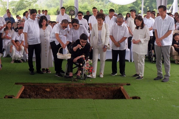 Foto Pemakaman Bernuansa Mewah Ciputra di Memorial Park