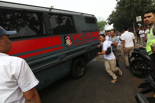 Foto-foto Polisi Tangkap Massa Unjuk Rasa di Senayan