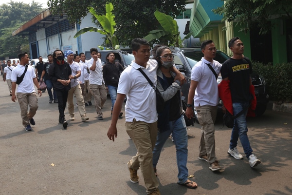 Foto-foto Polisi Tangkap Massa Unjuk Rasa di Senayan