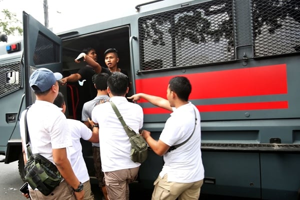 Foto-foto Polisi Tangkap Massa Unjuk Rasa di Senayan