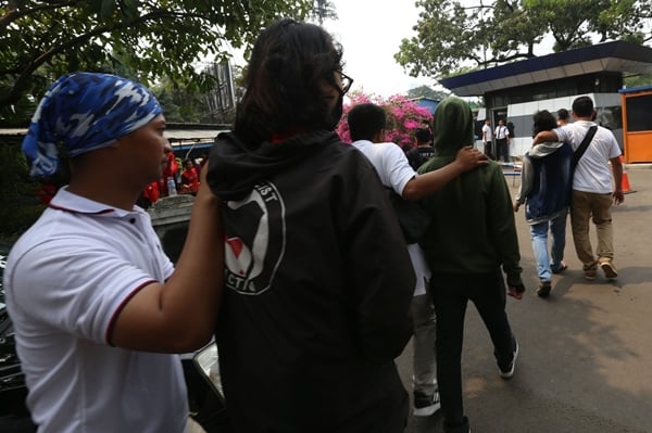 Foto-foto Polisi Tangkap Massa Unjuk Rasa di Senayan