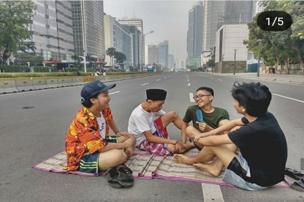 Foto-foto Selfi di Jalanan Jakarta yang Kosong Melompong Saat Lebaran