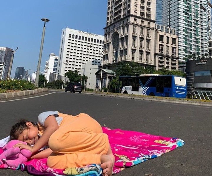 Foto-foto Selfi di Jalanan Jakarta yang Kosong Melompong Saat Lebaran