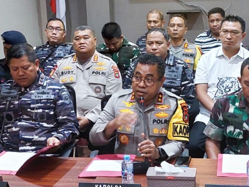 Polda Papua Barat bersama Koarmada III Sorong menggelar konferensi pers pascabentrok oknum anggota TNI Angkatan Laut dan Brimob Batalyon B di Sorong, Papua Barat Daya, Minggu (14/4/2024) malam./ANTARA/HO-Humas Polda Papua Barat