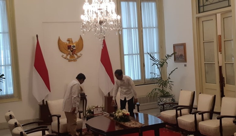 Sama-sama Pakai Baju Putih, Prabowo Bertemu Jokowi di Istana